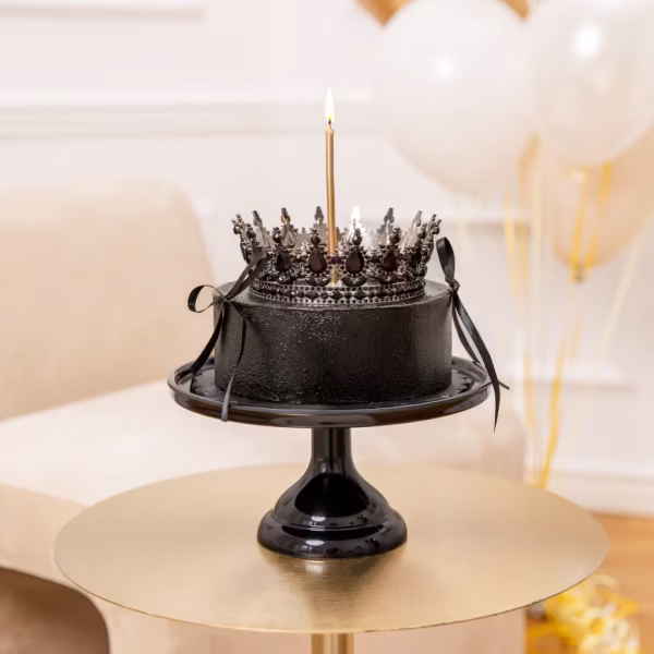 Topper Tort Coroniță Argintie cu Cristale Negre 15cm Tort elegant negru, așezat pe un suport negru, decorat în partea superioară cu o coroniță argintie mare de 15 cm încrustată cu cristale negre și o lumânare înaltă.