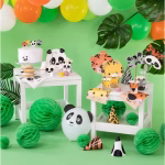 Decor festiv complet pentru o petrecere tematica Safari in jungla, incluzand servetele, farfurii, pahare, coifuri si decoratiuni cu fete de animale salbatice, inconjurate de baloane verzi si portocalii.