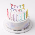 Set 12 Lumânări Tort Pastelate Set complet pentru decorarea tortului format dintr-un banner cu stegulete Happy Birthday si 12 lumanari in nuante pastelate asezate pe un tort festiv.