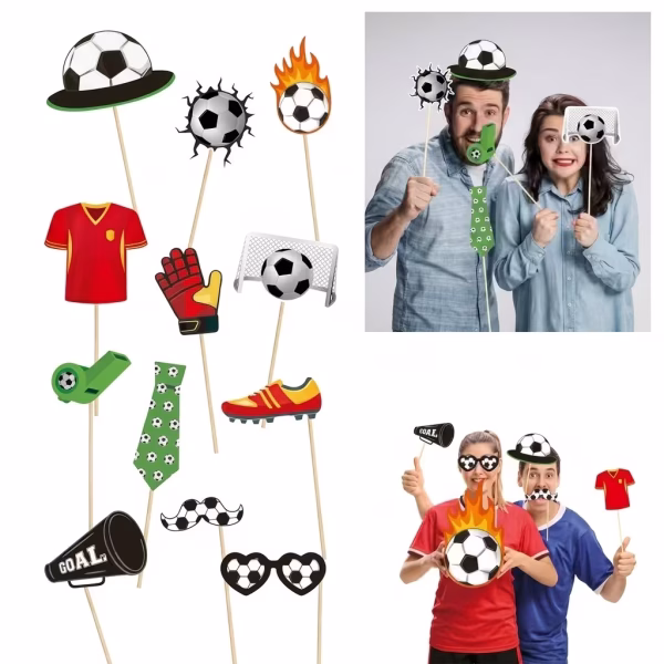 set 12 props foto fotbal Oameni distrandu-se la o petrecere foto folosind setul de 12 props foto cu tematica fotbal, varianta cu tricou rosu si megafon golazo, accesorii cu bat pentru photo booth.