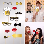 set 12 propsuri foto happy birthday Oameni distrandu-se la o petrecere folosind un set de 12 accesorii foto pe bat, incluzand ochelari Happy Birthday, buze rosii si o halba de bere.