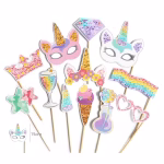 Set complet de 12 propsuri foto din carton reprezentand masti de unicorn curcubeu coronita si ochelari montate pe bete din lemn.