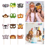 set 12 propsuri masti animale Oameni distrandu-se la o petrecere folosind un set de 12 accesorii foto sub forma de masti cu animale salbatice, fixate pe bete de lemn.