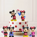 Set 2 Figurine Topper Tort Minnie si Mickey Prezentarea celor 3 variante de seturi cu figurine 3D din cauciuc siliconic reprezentându-i pe Minnie și Mickey Mouse, așezate în jurul și deasupra unui tort alb cu buline roșii.