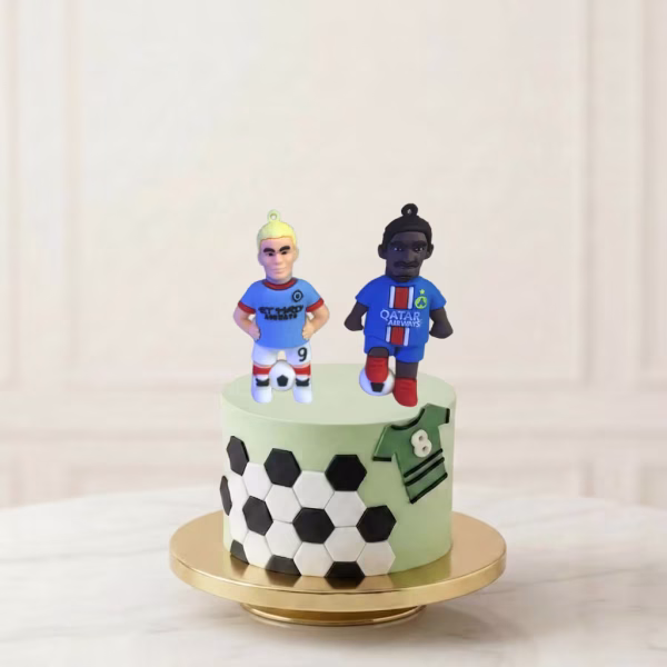 Tort decorat cu tematică sportivă și figurinele 3D Erling Haaland și Ousmane Dembélé din silicon moale.