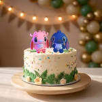 Set 2 Figurine 3D Topper Tort Lilo si Stitch Mockup cu un tort decorat cu setul de 2 figurine 3D luminoase reprezentandu-i pe Stitch si Angel.