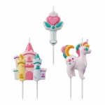 Set complet de 3 lumanari pentru tort format din unicorn castel multicolor si bagheta cu inima pe fundal alb.