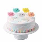 Set 5 Lumanari Tort Nori Pastelati Lumanari de tort in forma de norisori pastelati cu fete zambitoare asezate pe un tort decorat festiv in nuante deschise.