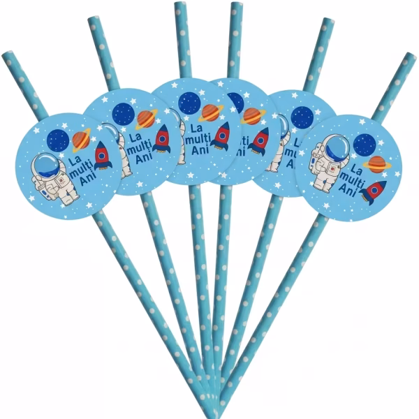 Set 6 Paie Carton Astronaut 20 cm Set de 6 paie din carton bleu cu buline albe decorate cu un medalion rotund cu astronaut racheta planete si mesajul La multi Ani.