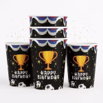 set 8 pahare carton fotbal 235 ml Pahare din carton pentru petreceri, capacitate 235 ml, cu fundal negru, imprimeu cu trofeu auriu de campion, mingi de fotbal, decoratiune in partea de sus si textul Happy Birthday.