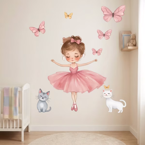 sticker perete balerina Sticker perete cu o mica balerina, fluturi roz si pisicute, aplicat langa patut in camera unui bebelus.
