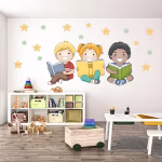 Sticker perete educativ copii citind cod 590B Sticker perete educativ cu trei copii fericiti care citesc carti, inconjurati de stelute zambitoare, aplicat in camera de joaca.