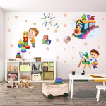 Sticker perete educativ gradinita Trenulet cod 589B Sticker perete educativ pentru gradinita cu un trenulet de litere, baietel pictand si altul jucandu-se cu cuburi, aplicat in camera de activitati.