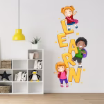 Sticker perete educativ LEARN cod 592B Sticker perete educativ cu mesajul LEARN pe verticala si trei copii fericiti cu ghiozdane, aplicat intr-o camera de studiu.