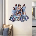 sticker perete KATSEYE Sticker de perete cu membrele trupei KATSEYE si logo-ul 3D aplicat intr-un living modern.