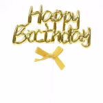Topper pentru tort cu textul Happy Birthday realizat din plastic auriu lucios, cu efect volumetric, fixat pe un bețișor alb accesorizat cu fundiță aurie.
