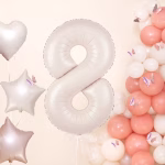 Balon gigant din folie cifra 8 nuanta white sand potrivit pentru a marca aniversari importante in stil minimalist
