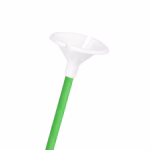 Detaliu de aproape cu un bat verde din carton presat si o rozeta alba fixata la capat aratand sistemul sigur de prindere pentru baloane