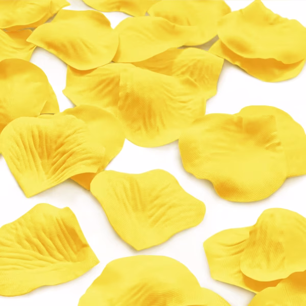 Confetti Petale De Trandafir Galben 100 Buc Detaliu de aproape cu petale de trandafir galben artificiale imprastiate pe un fundal alb punand in evidenta textura fina si nervurile realiste ale materialului