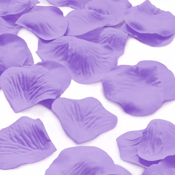Confetti Petale De Trandafir Mov 100 Buc Detaliu de aproape cu petale de trandafir mov artificiale imprastiate pe un fundal alb punand in evidenta textura fina si nervurile realiste ale materialului