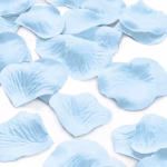 Confetti Petale De Trandafir Albastre 500 Buc Detaliu de aproape cu petale de trandafir albastre artificiale imprastiate pe un fundal alb punand in evidenta textura fina si nervurile realiste ale materialului