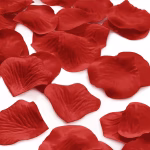Confetti Petale De Trandafir Rosu 500 Buc Detaliu de aproape cu petale de trandafir rosu artificiale imprastiate pe un fundal alb punand in evidenta textura fina si nervurile realiste ale materialului