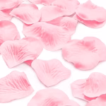 Confetti Petale De Trandafir Roz 500 Buc Detaliu de aproape cu petale de trandafir roz artificiale imprastiate pe un fundal alb punand in evidenta textura fina si nervurile realiste ale materialului