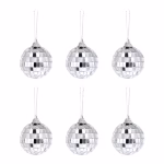 Set complet format din 6 globuri disco argintii acoperite cu mici oglinzi si prevazute cu agatatori subtiri izolate pe un fundal alb.