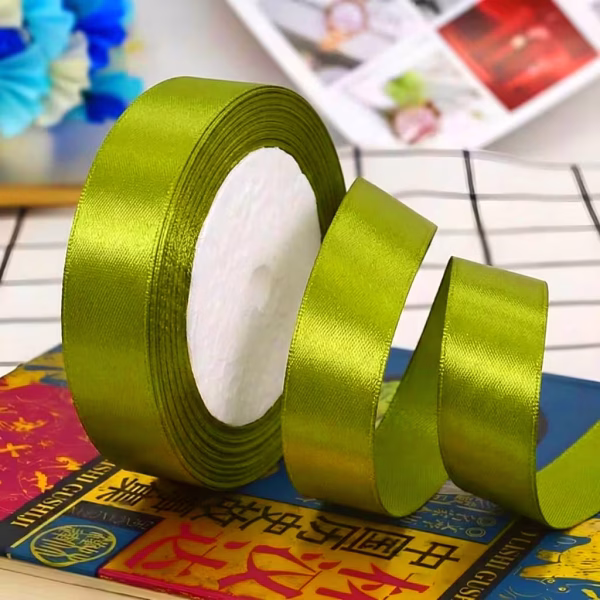 Rola Panglica din Satin pentru Decoratiuni si Cadouri 1.5 cm x 22.5 m (Mai multe culori) Role de panglica din satin matasos cu latimea de 1.5 cm si lungimea de 22.5 m, disponibile in diverse culori: alb, negru, rosu, roz deschis, roz inchis, mov, bleu si ivory.
