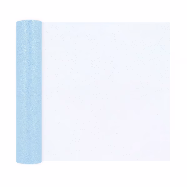 Rola Tul Albastru Deschis Cu Sclipici 30cm x 9m Rola de tul albastru deschis cu sclipici desfacuta partial pentru a arata textura pretioasa si latimea generoasa pe un fundal alb