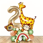 Aranjament festiv pentru aniversarea de 2 ani format dintr-o cifra 2 aurie si figurine din folie reprezentand o girafa un tigru si o maimuta asezate pe o baza din baloane latex in nuante de verde si pamant