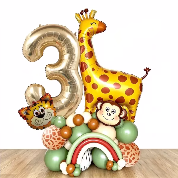 Aranjament festiv pentru aniversarea de 3 ani format dintr o cifra 3 aurie si figurine din folie reprezentand o girafa un tigru si o maimuta asezate pe o baza din baloane latex in nuante de verde si pamant