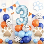 Set Baloane Cifra 3 Tematica Catelusi Bluey Aranjament festiv pentru aniversarea de 3 ani cu o cifra albastra decorata cu labute asezata pe o baza din baloane albastre portocalii si albe cu imprimeu canin