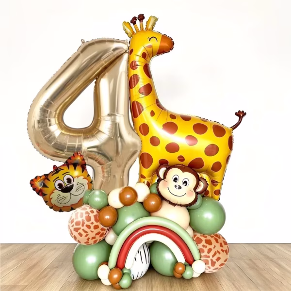 Aranjament festiv pentru aniversarea de 4 ani format dintr o cifra 4 aurie si figurine din folie reprezentand o girafa un tigru si o maimuta asezate pe o baza din baloane latex in nuante de verde si pamant