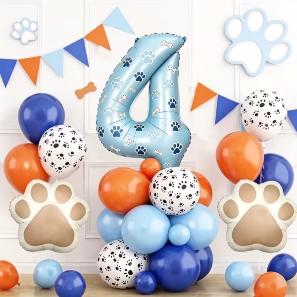 Set Baloane Cifra 4 Tematica Catelusi Bluey Aranjament festiv pentru aniversarea de 4 ani cu o cifra albastra decorata cu labute asezata pe o baza din baloane albastre portocalii si albe cu imprimeu canin