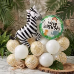 Decor central pentru masa realizat din baloane latex albe si tiger white sand sustinand figurina zebra si balonul rotund pe un suport de lemn rustic