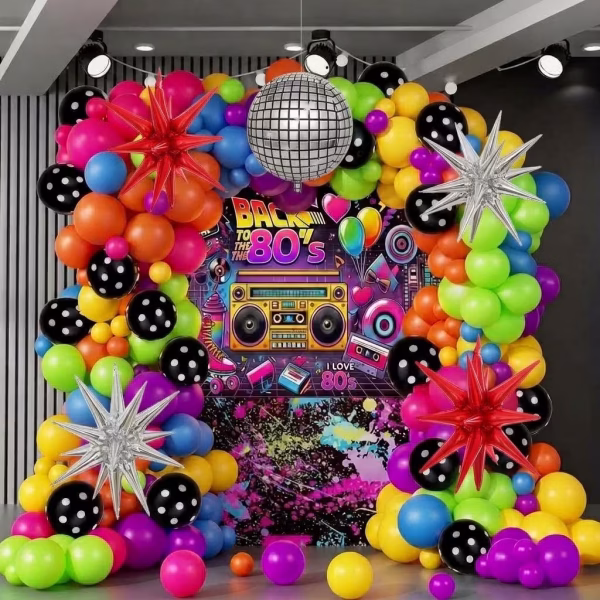 Decor de petrecere cu o arcada organica din baloane latex in culori neon vibrante accesorizata cu o sfera disco stele 4D rosii si argintii incadrand un fundal textil cu tematica retro