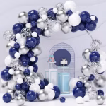Arcada din baloane asamblata in culori de albastru navy alb pur si argintiu chrome prezentata pe un suport circular decorativ in fata unui candy bar asortat