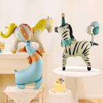 Baloane airwalker in forma de zebra cal si foca asezate elegant pe podea langa o masa festiva cu tort de aniversare