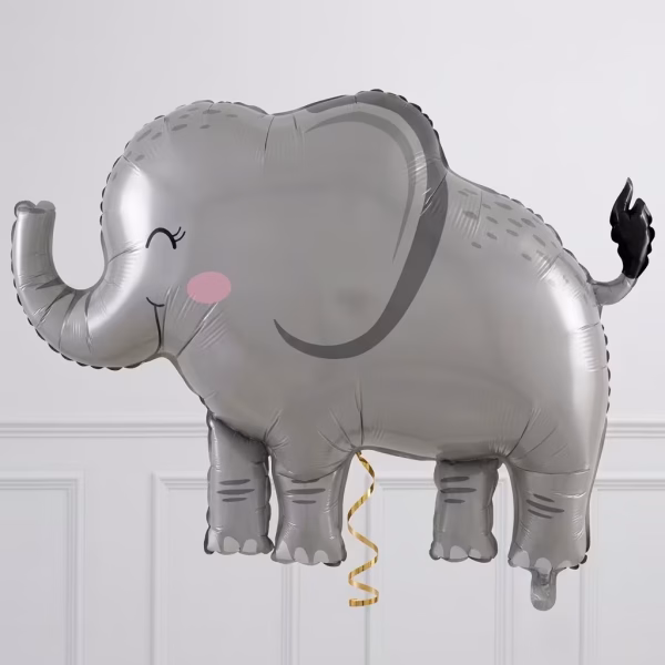 Balon din folie metalizata in forma de elefant gigant gri cu trompa ridicata si obrajori roz izolat pe fundal alb cu perete