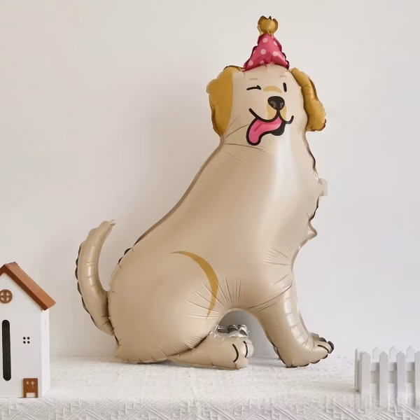 Balon din folie tip airwalker in forma de caine golden retriever bej cu limba scoasa purtand un coif de petrecere roz cu buline