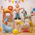 Set de baloane sub formă de animale airwalker incluzand un clovn leu zebra cal si o foca asezate intr un decor vesel de petrecere pentru copii