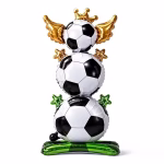Balon din folie tip airwalker format din trei mingi de fotbal suprapuse asezat pe un suport verde si decorat cu o coroana aurie si aripi