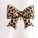 Balon din folie metalizata supradimensionat sub forma de fundita decorat cu imprimeu leopard in nuante de bej si negru