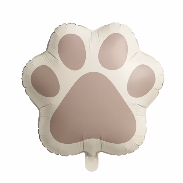 Balon din folie metalizata in forma de labuta de animal cu fundal bej si pernute in nuante de maro izolat pe fundal alb