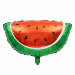 Balon din folie metalizata in forma de felie de pepene cu margine verde interior rosu intens si seminte negre izolat pe fundal alb