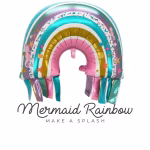 Balon folie curcubeu cu tematica sirena avand imprimeuri cu caluti de mare si stele insotit de textul Mermaid Rainbow