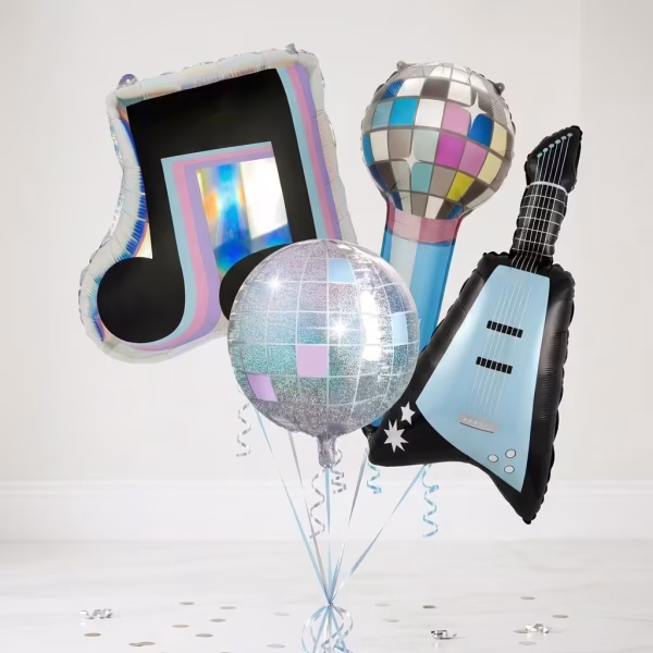 Buchet din baloane folie k pop reprezentand o chitara un microfon o nota muzicala si un glob orbz disco umflate cu heliu pe fundal deschis