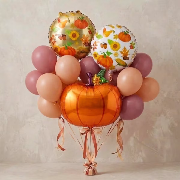 Buchet festiv format dintr un balon folie dovleac doua baloane folie rotunde cu frunze de toamna si douazeci de baloane latex in nuante de rosewood si claypink asezate perfect