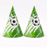 Set de coifuri de petrecere in forma de con cu design sportiv pe fundal verde decorat cu stropi de vopsea alba si o minge de fotbal in centru